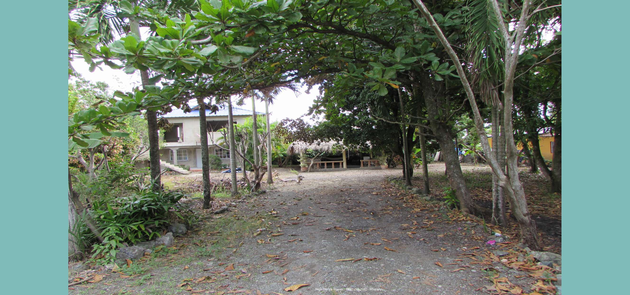 Entrada con mejoras y gazebo