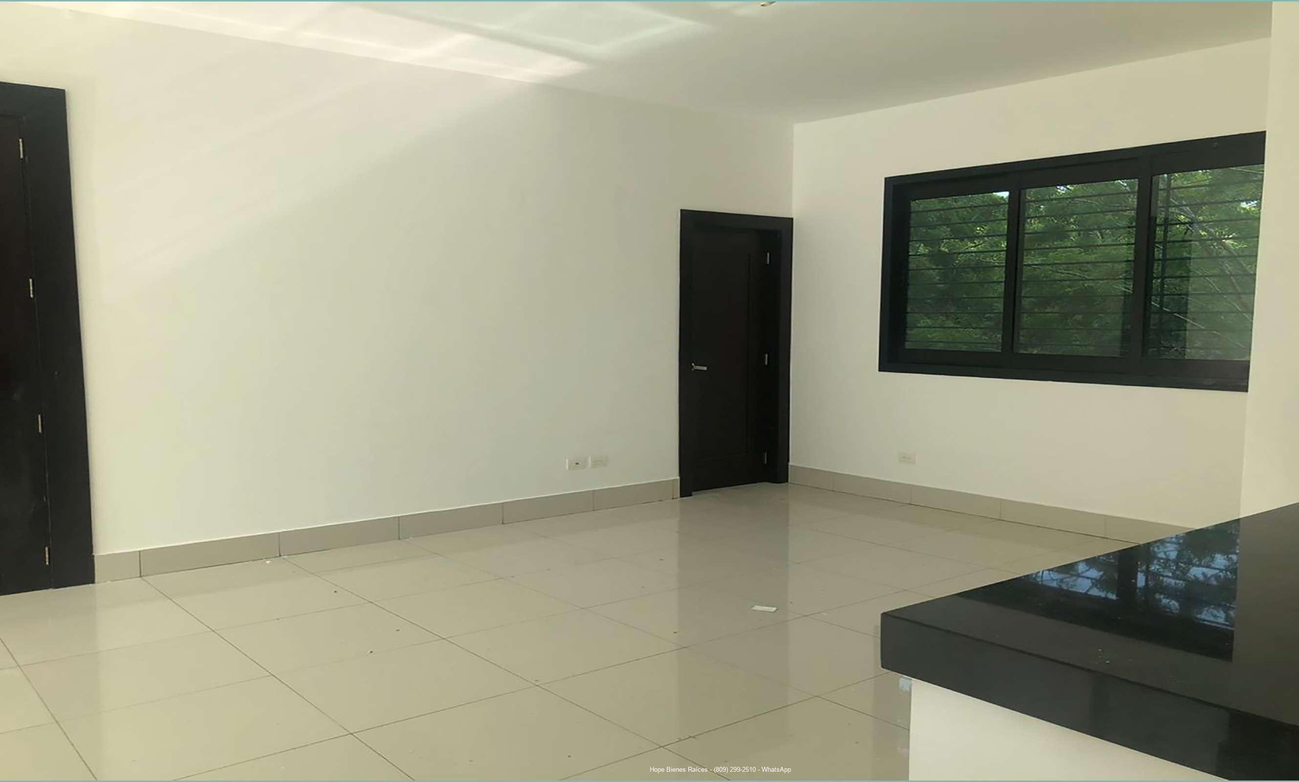Área de comedor y medio baño