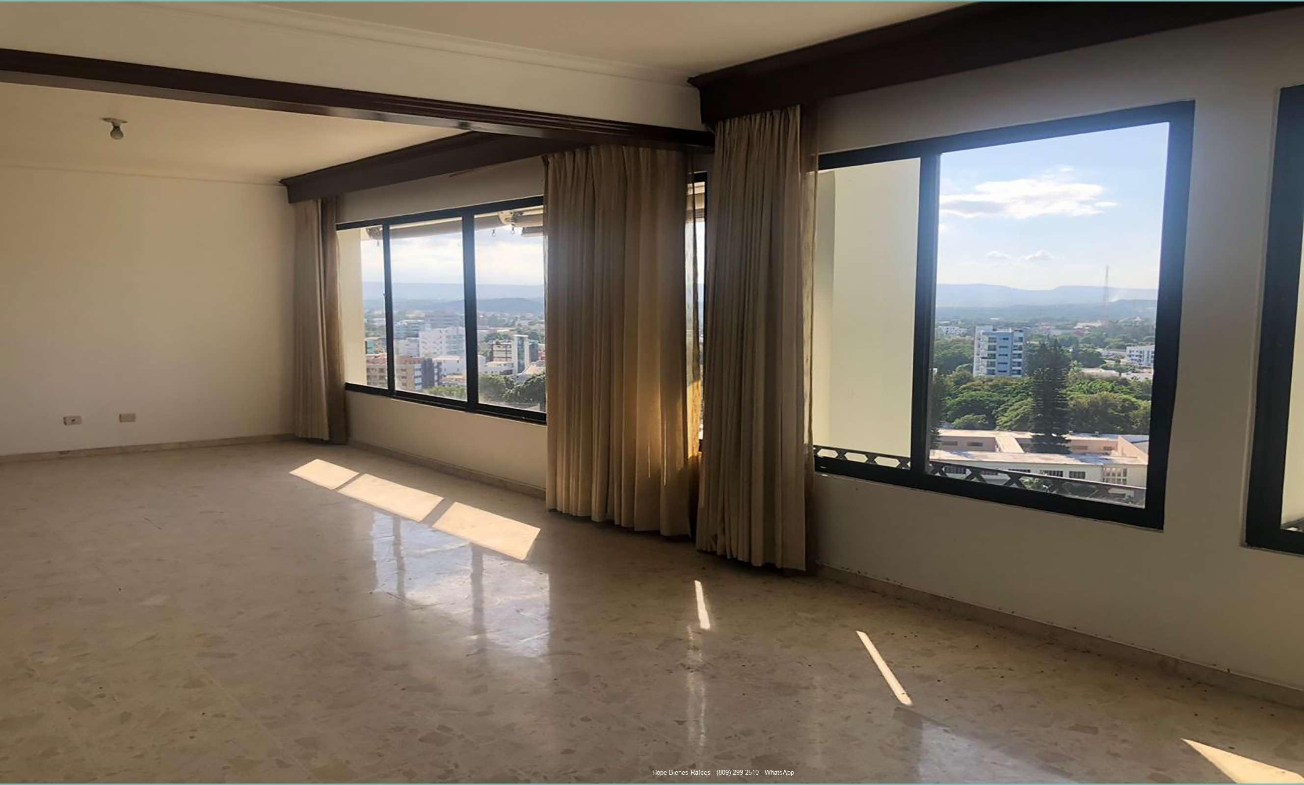 Gran salón con ventanales