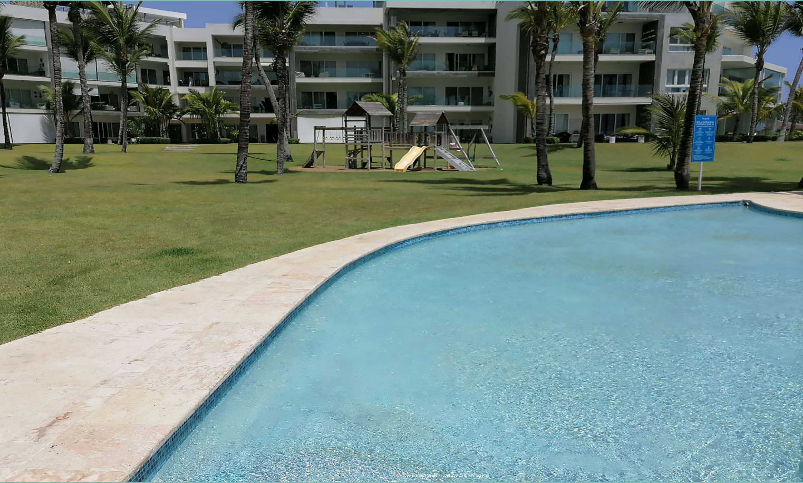 Piscina y área infantil de juegos