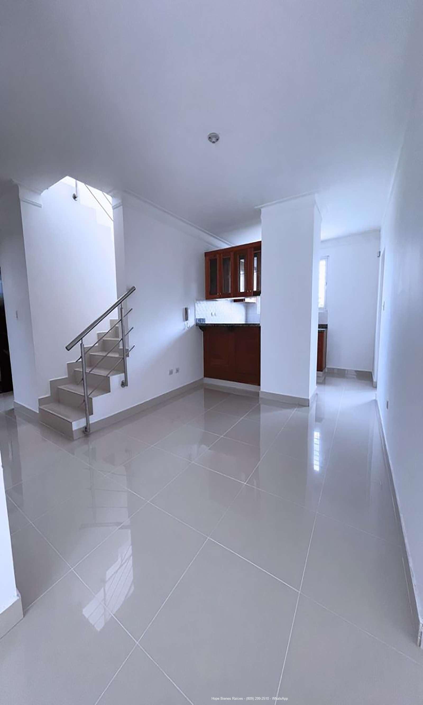 Comedor y escalera al 2do nivel