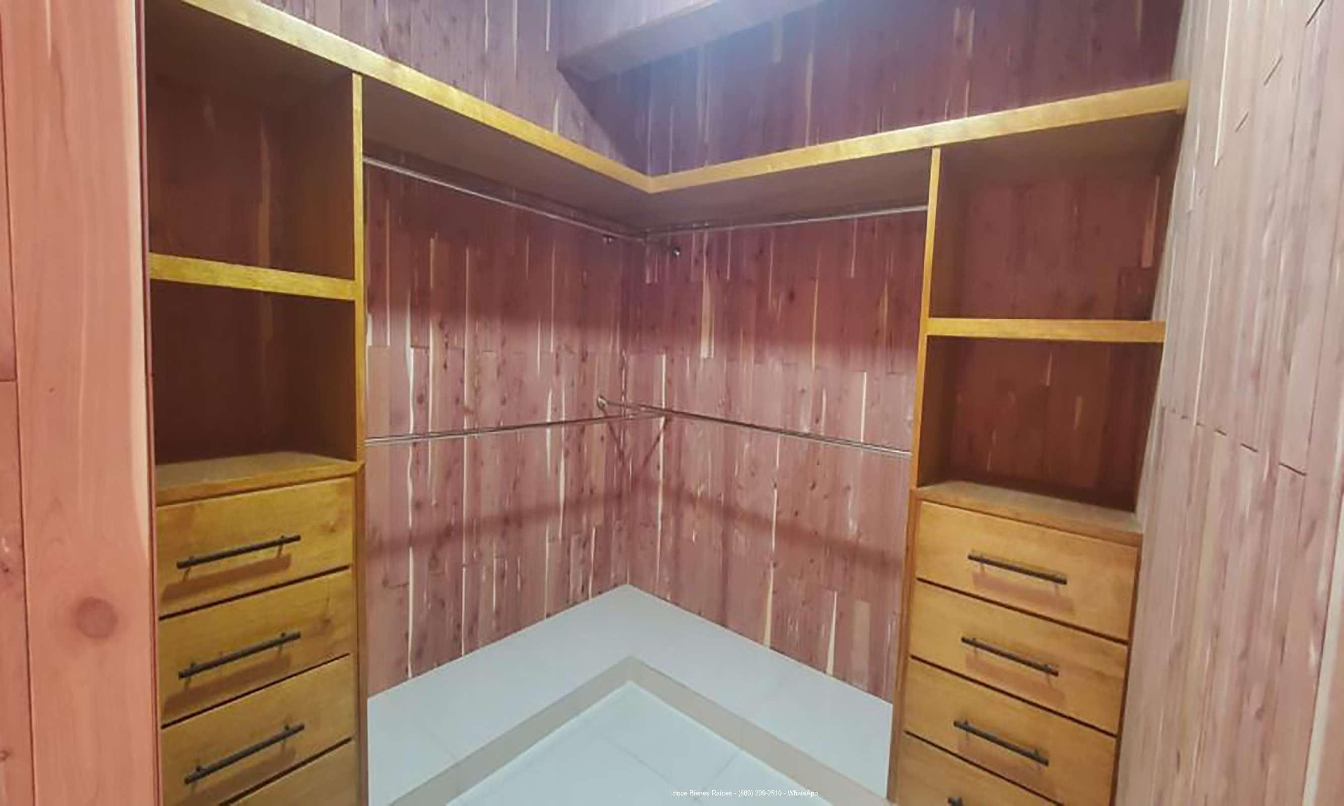 Walk in closet forrado en cedro