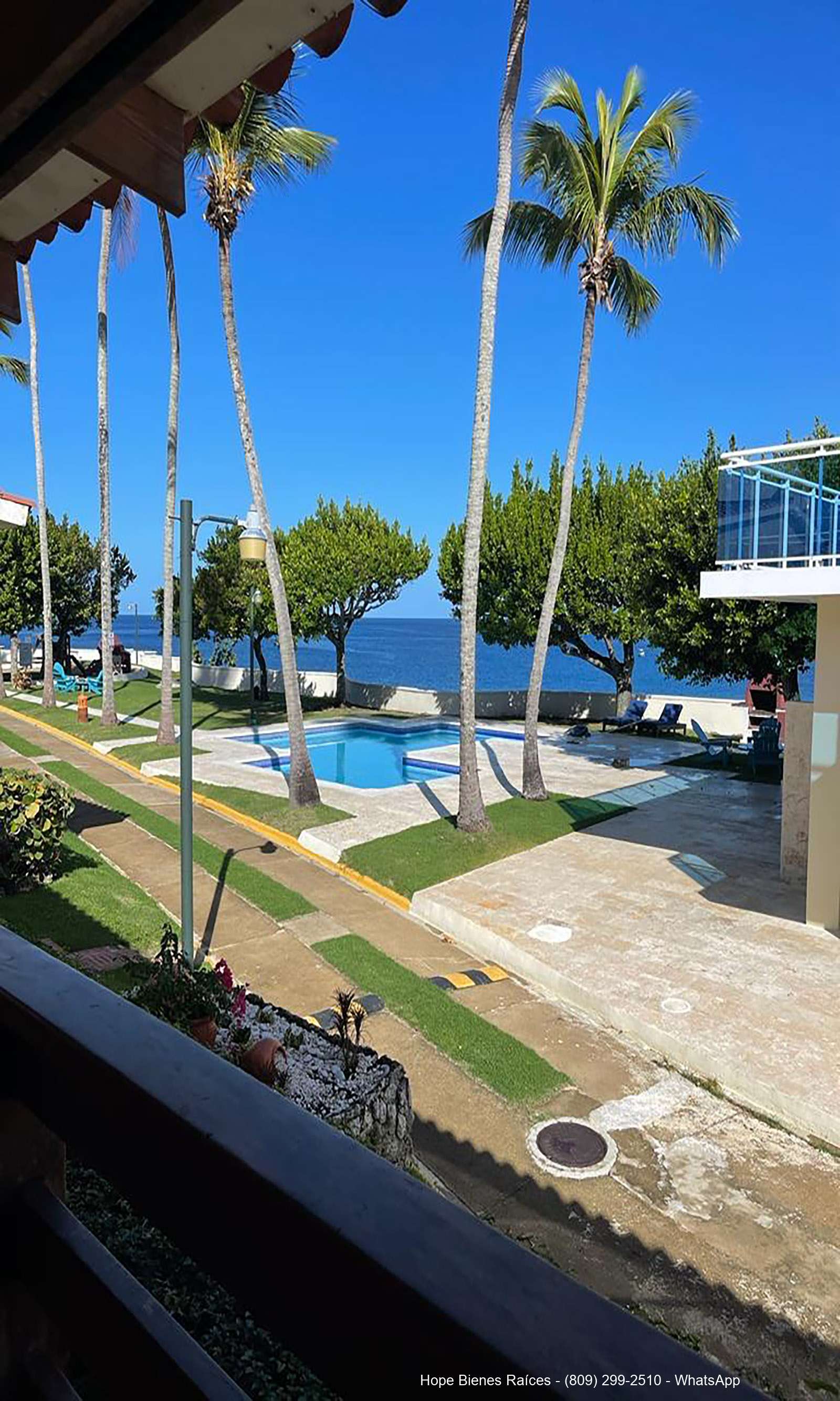 Área social con piscina