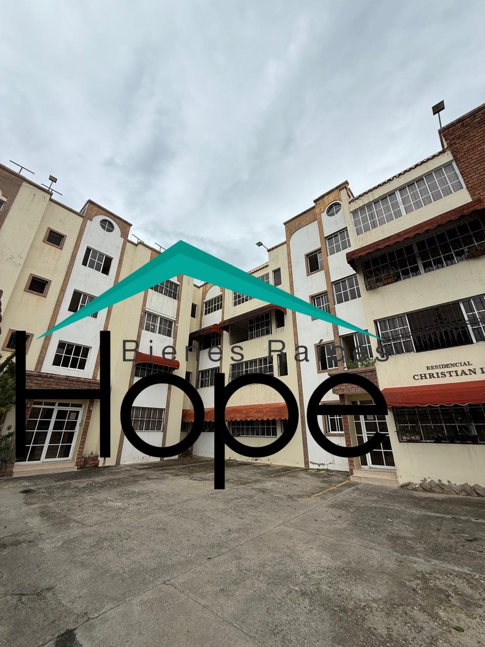 Apartamento en 4to Nivel con acceso al Techo en Título